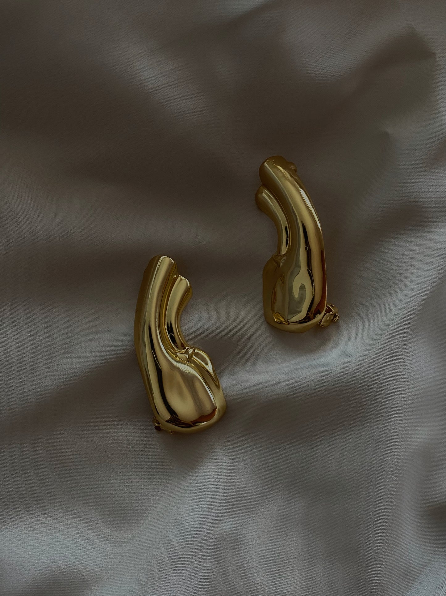 Livia, los aretes que harán que todos te volteen a ver esta temporada. Acero inoxidable cubierto en 18k. Nuestras piezas están hechas para el uso diario, pero te recomendamos lo siguiente para que siempre luzca lo mejor posible: Procura retirar antes de hacer ejercicio, nadar, bañarte. Evita los productos químicos de limpieza agresiva, perfumes, crema, ya que puede contribuir a la decoloración. Para sacar el brillo a tus joyas procura utilizar el paño de joyería que te fue enviado y frota suavemente.